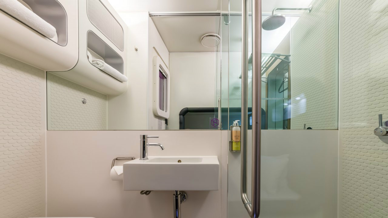 Lgw Standard Cabin Bathroom 1280x720