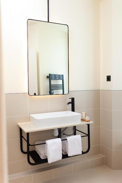 Tinah Paris, Champs Elysées