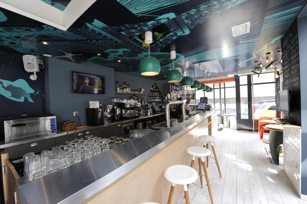 The 3 Ducks Eiffel Tower by Hiphophostels