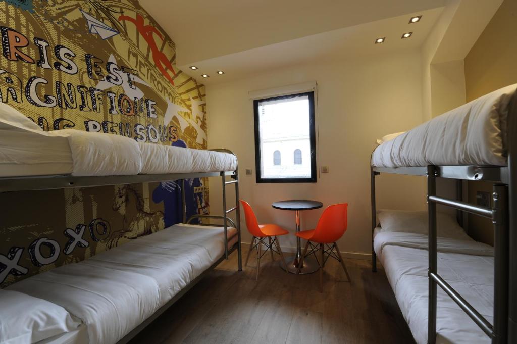 The 3 Ducks Eiffel Tower by Hiphophostels