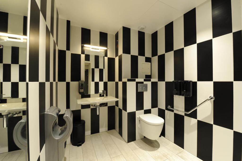 The 3 Ducks Eiffel Tower - Booking