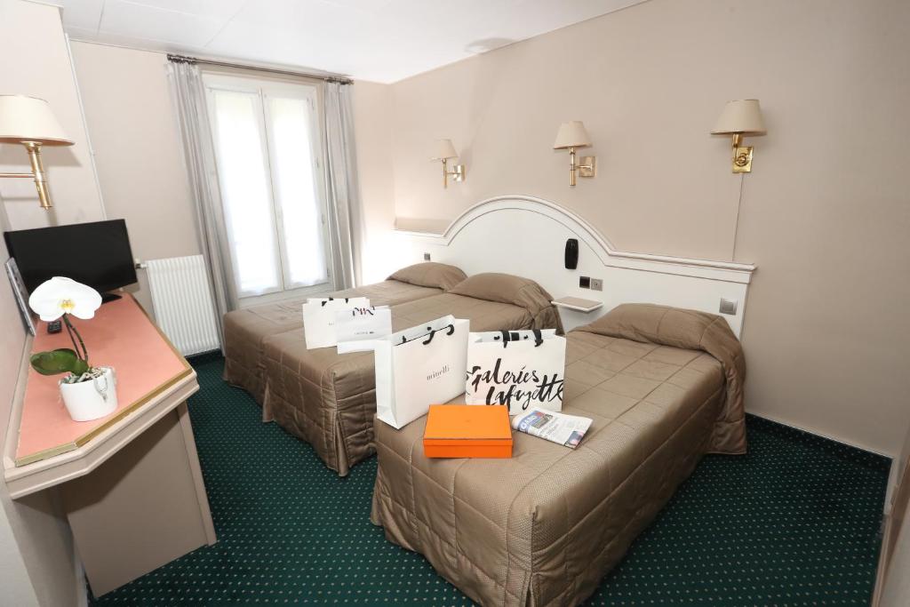 Chambre triple Hôtel des Arènes - Booking