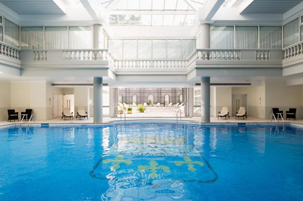 Piscine intérieure Waldorf Astoria Versailles - Booking