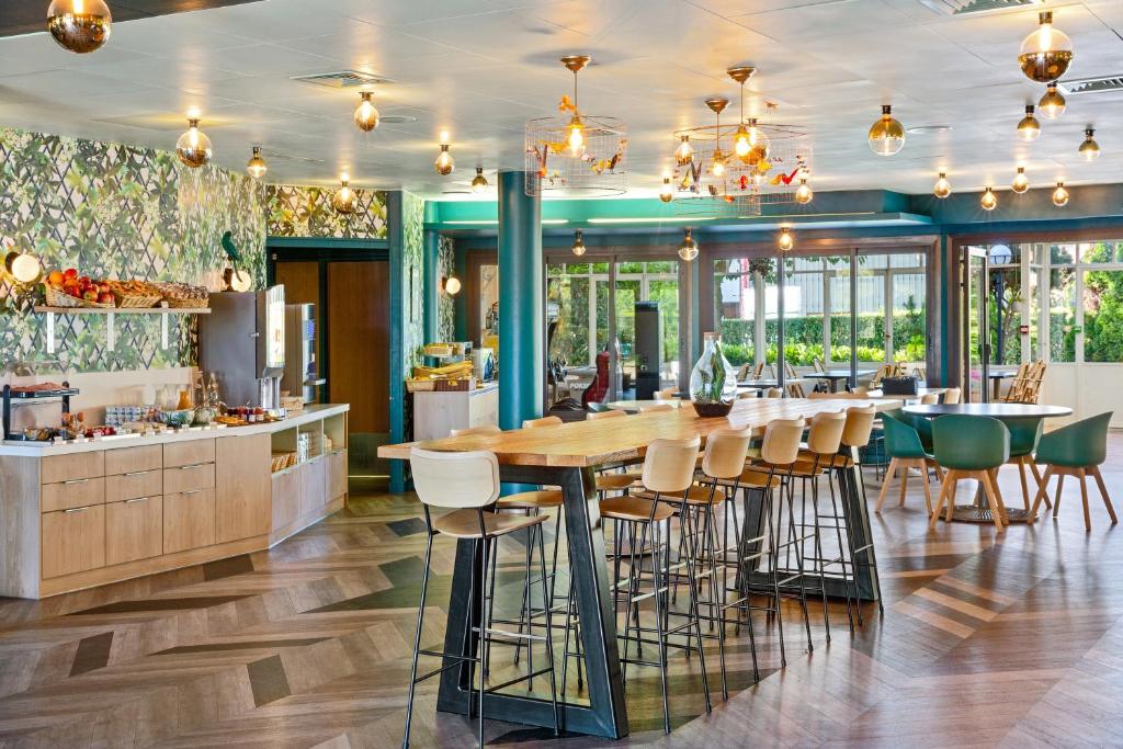 Salle petit-déjeuner Best Western Hôtel Grand Parc Marne La Vallée - Booking