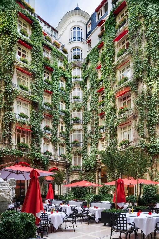 Jardin intérieur Hôtel Plaza Athénée - Dorchester Collection - Booking