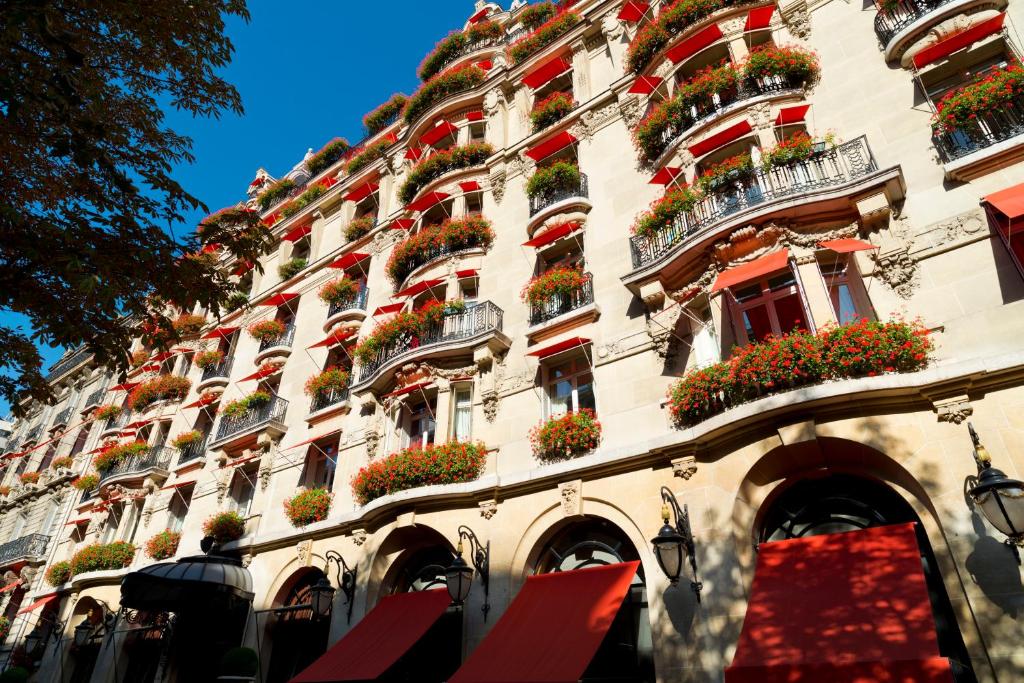 Façade Hôtel Plaza Athénée - Dorchester Collection - Booking