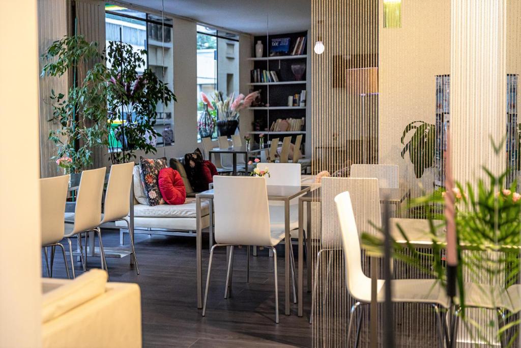 Glasgow Monceau by Patrick Hayat