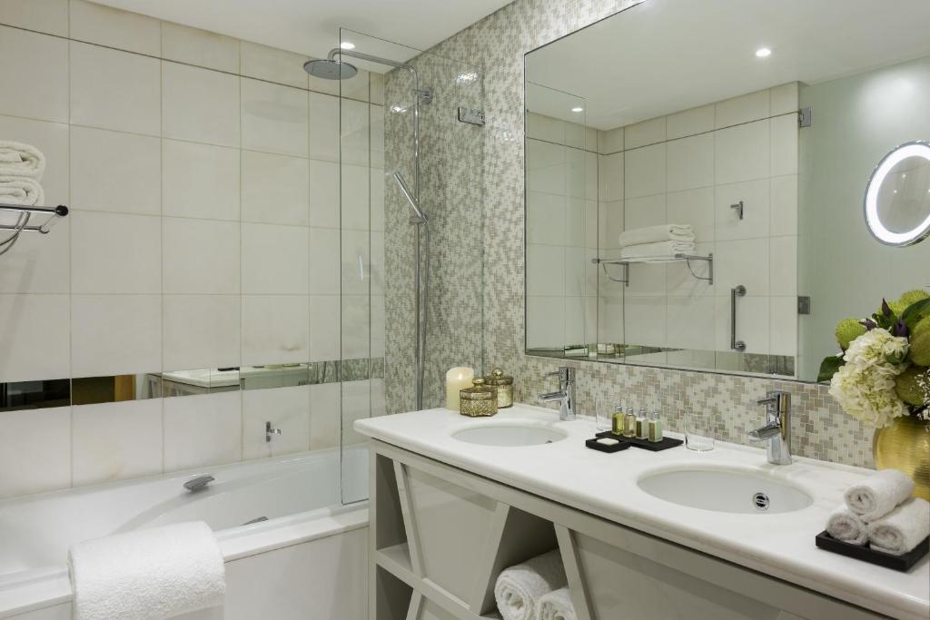 La Clef Tour Eiffel Paris by The Crest Collection