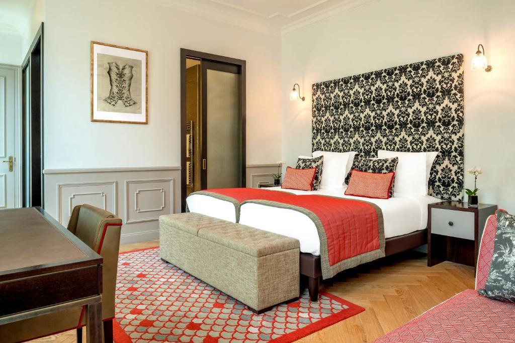 La Clef Tour Eiffel Paris by The Crest Collection