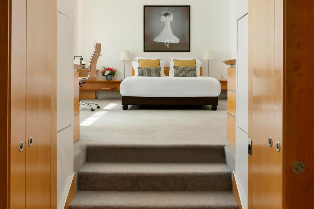 La Clef Tour Eiffel Paris by The Crest Collection