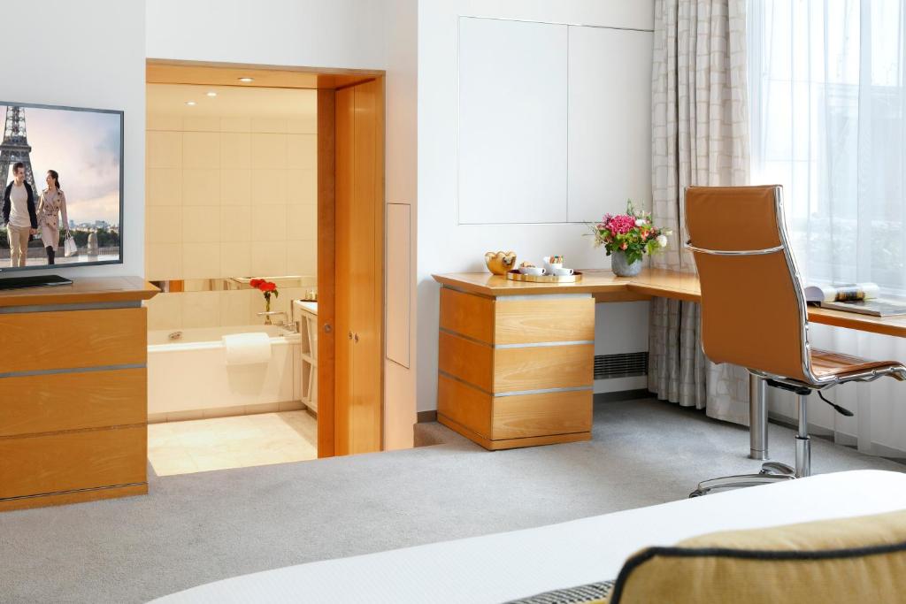 La Clef Tour Eiffel Paris by The Crest Collection