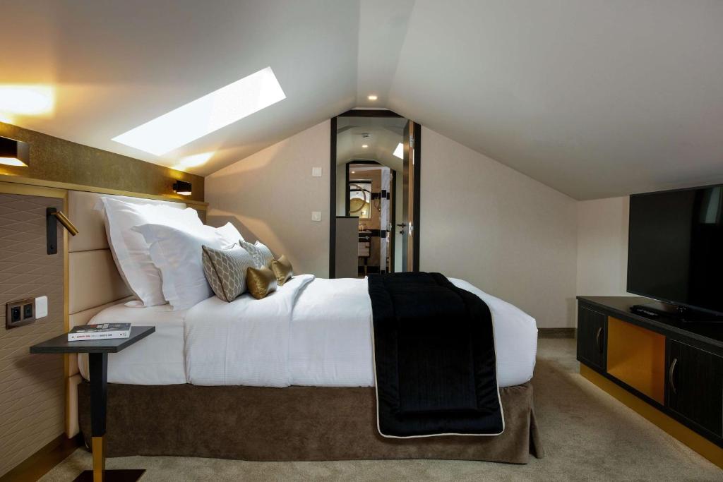 Niepce Paris, Curio Collection By Hilton