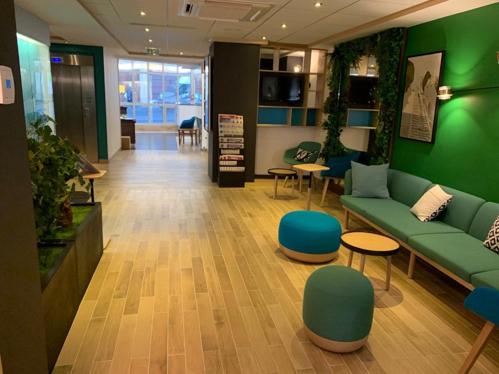 Holiday Inn Paris Montmartre, an IHG Hotel