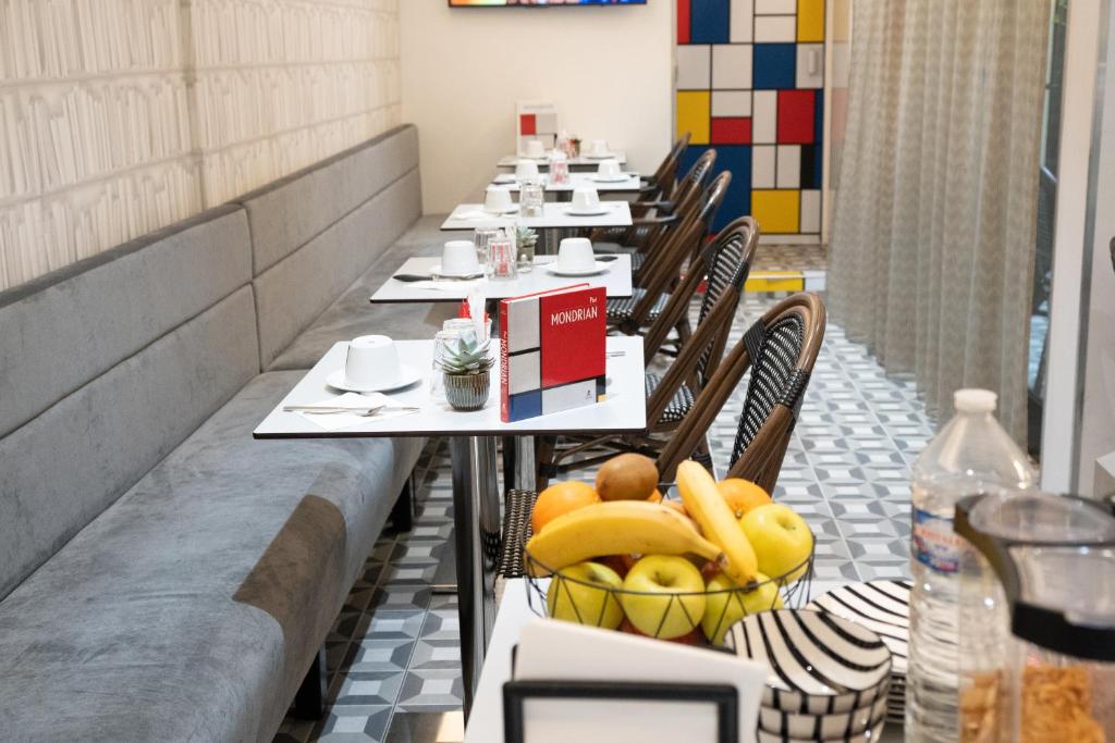 Hôtel du Mont Dore Batignolles - Booking