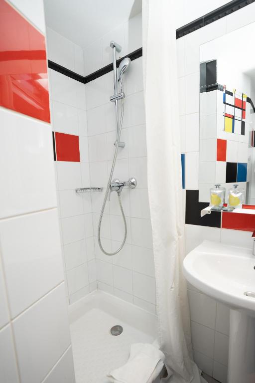 Hôtel du Mont Dore Batignolles - Booking