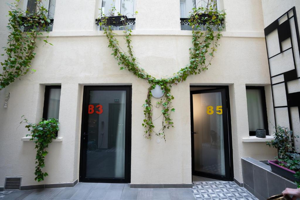 Hôtel du Mont Dore Batignolles - Booking