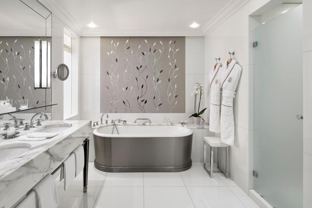 Le Plaza Athénée - Booking