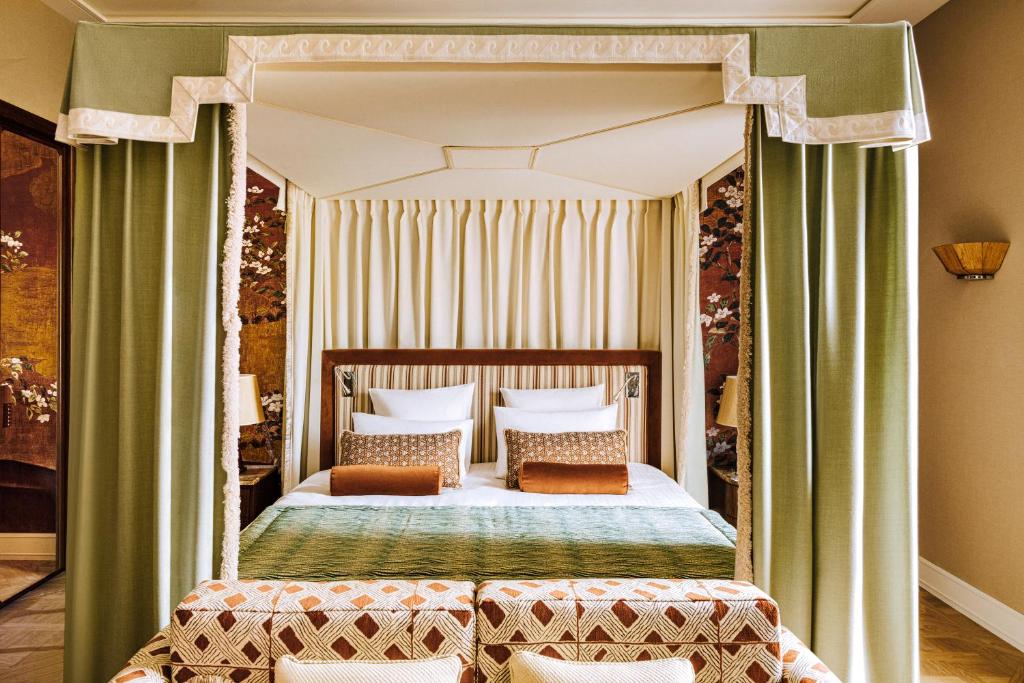 Saint James Paris - Booking