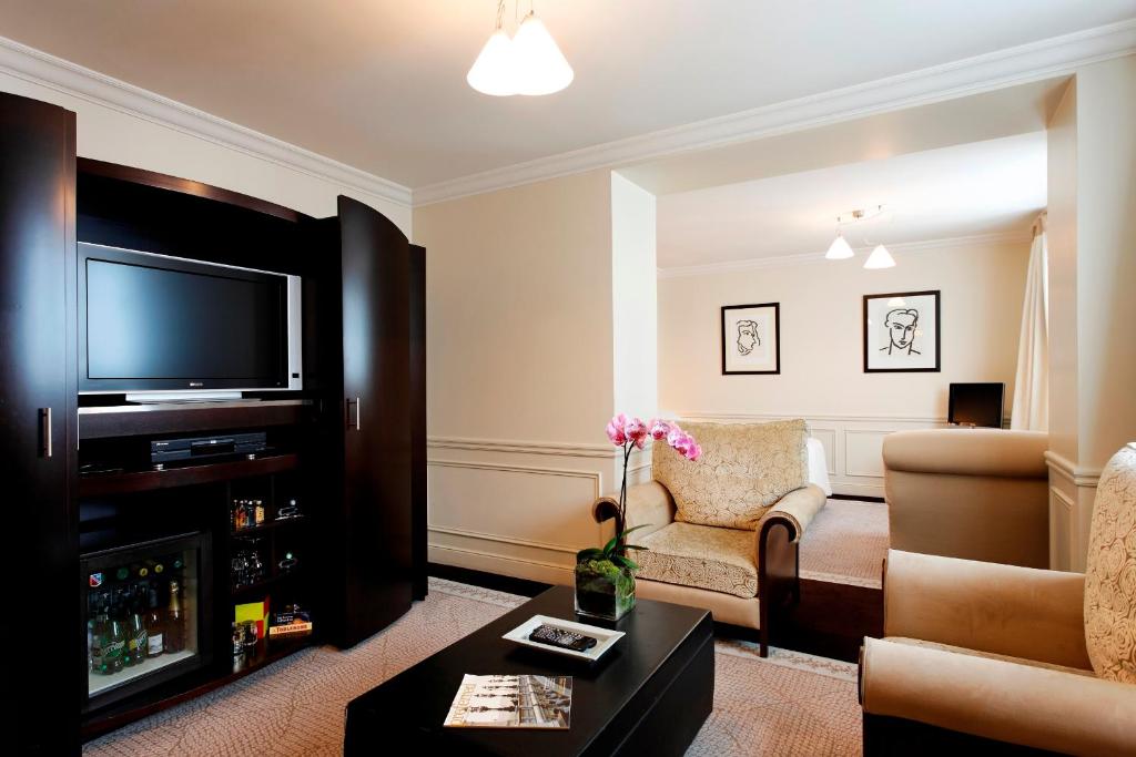 Hôtel de La Tremoille Paris