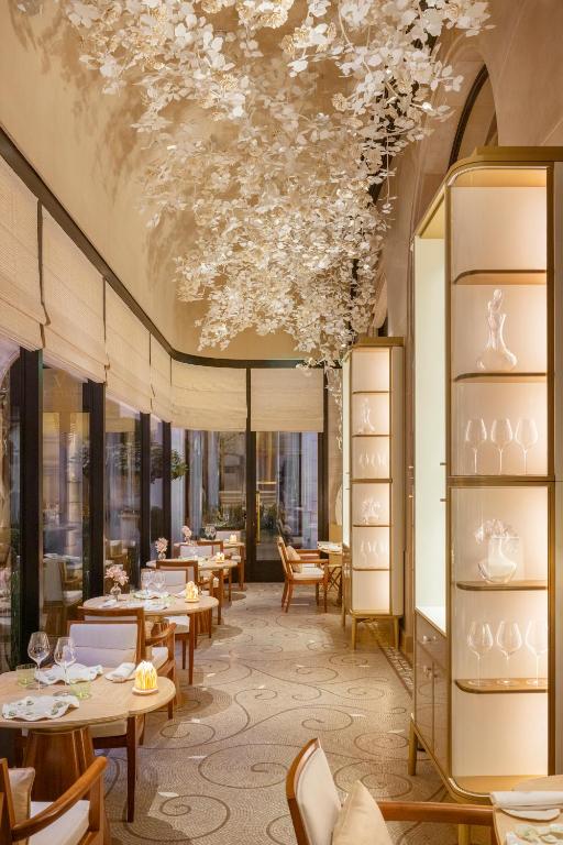 Four Seasons George V Paris - Booking