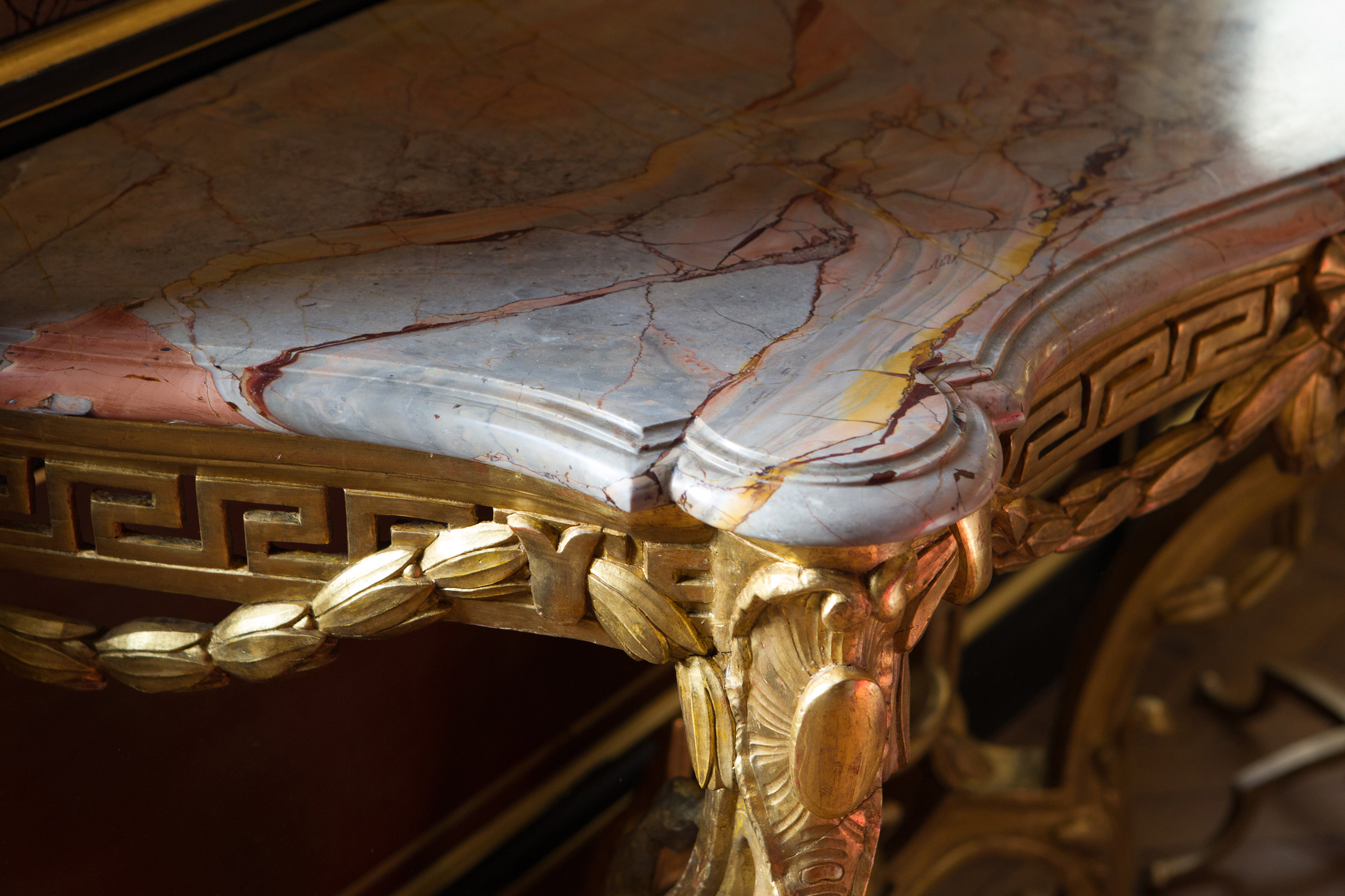 La Reserve Paris Hotel Library Detail 4