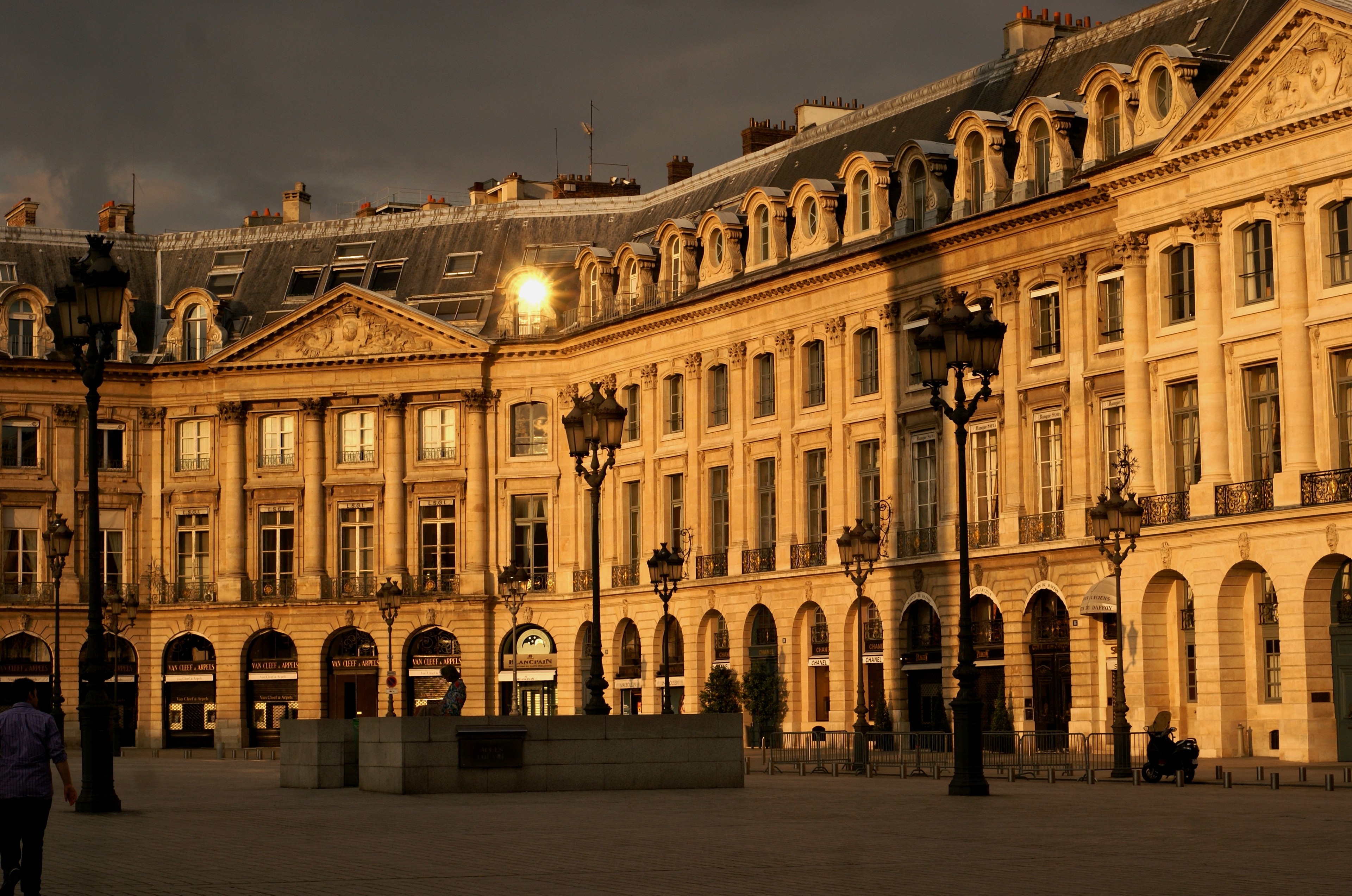 File place. Place Vendome. Вандомская площадь в Париже. Вандомская площадь в Париже фасады. Place Vendome отель Вандом.