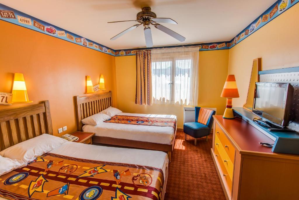 porte vue de l'intérieur avec les verrous - Photo de Disney Hotel Cheyenne,  Marne-la-Vallée - Tripadvisor