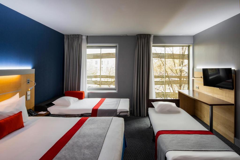 Holiday Inn Express Paris-Canal De La Villette, an IHG Hotel