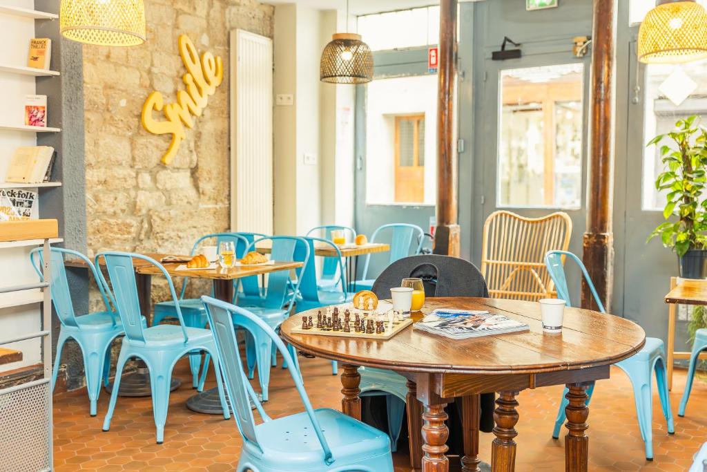 Young and Happy Latin Quarter by Hiphophostels