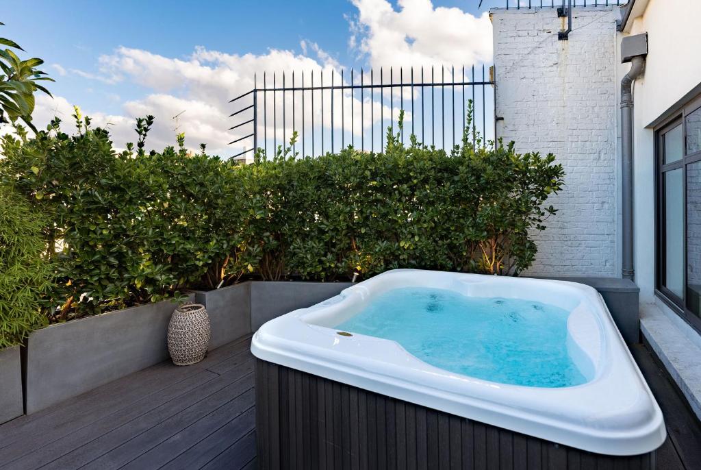 Le Cinq Codet - Booking