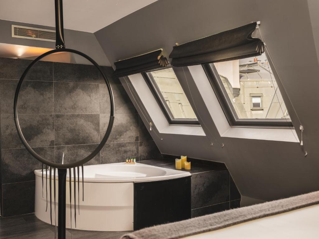 Legend Hotel Paris - Booking