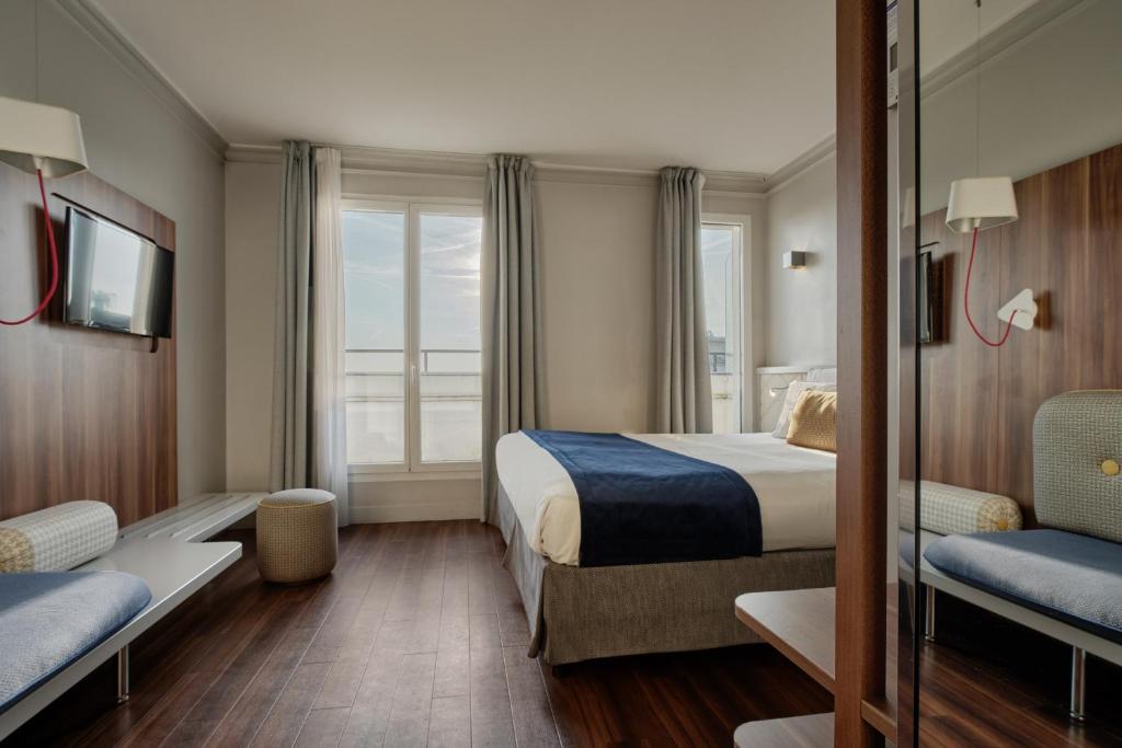 Hotel Atrium by Happyculture