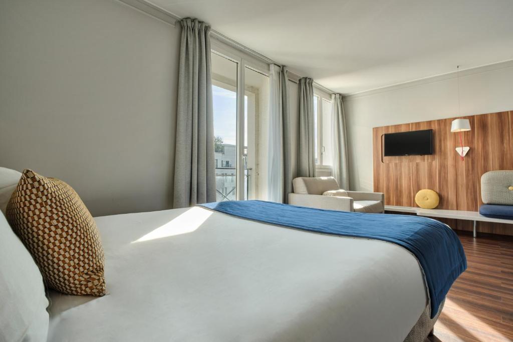 Hotel Atrium by Happyculture