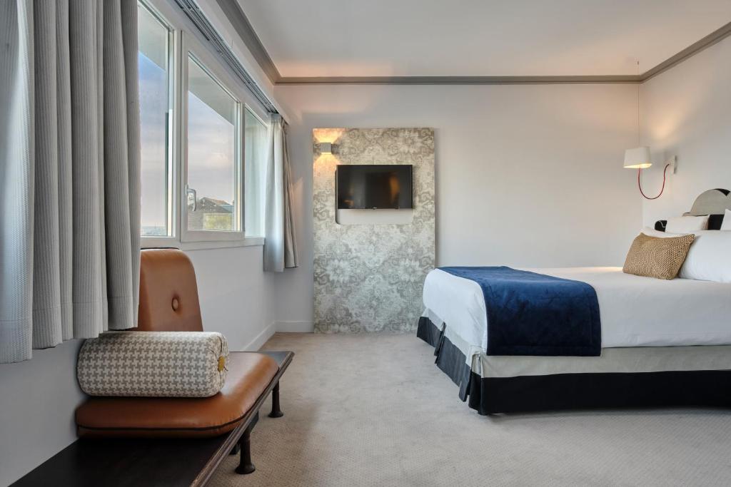 Hotel Atrium by Happyculture