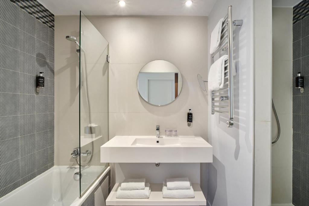 Hotel Atrium by Happyculture