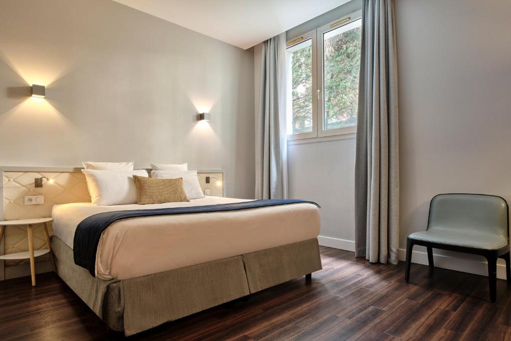 Hotel Atrium by Happyculture