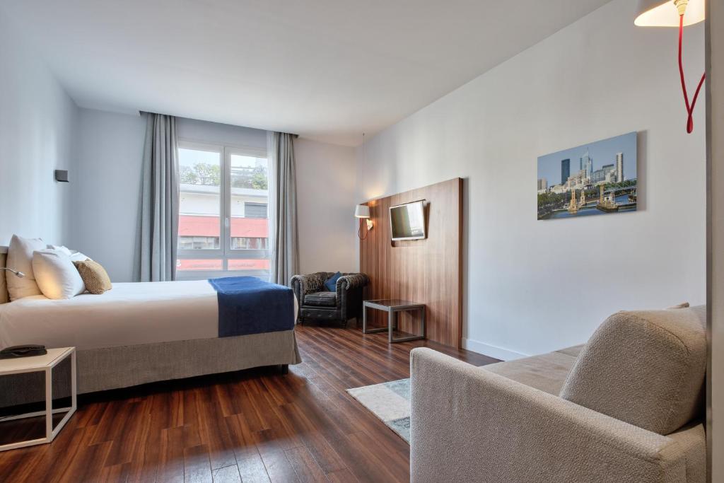 Hotel Atrium by Happyculture