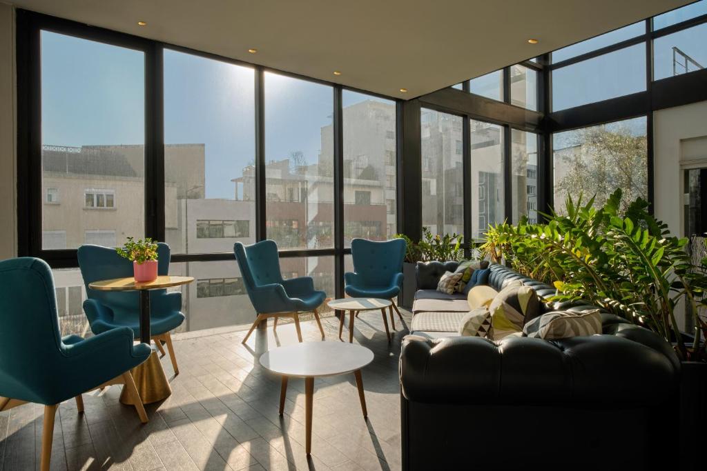 Hotel Atrium by Happyculture