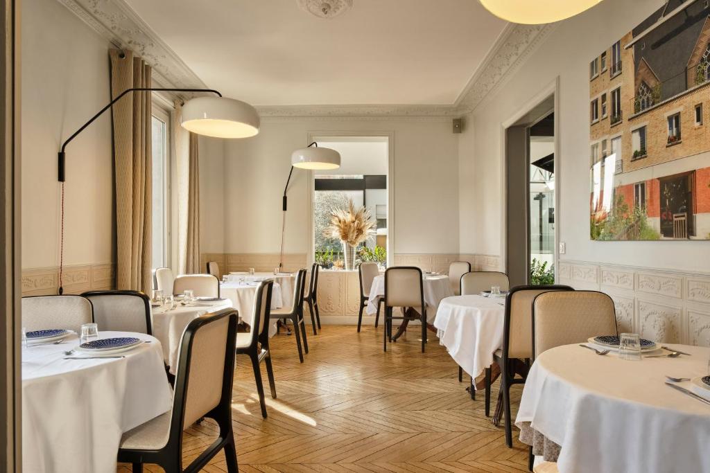 Hotel Atrium by Happyculture