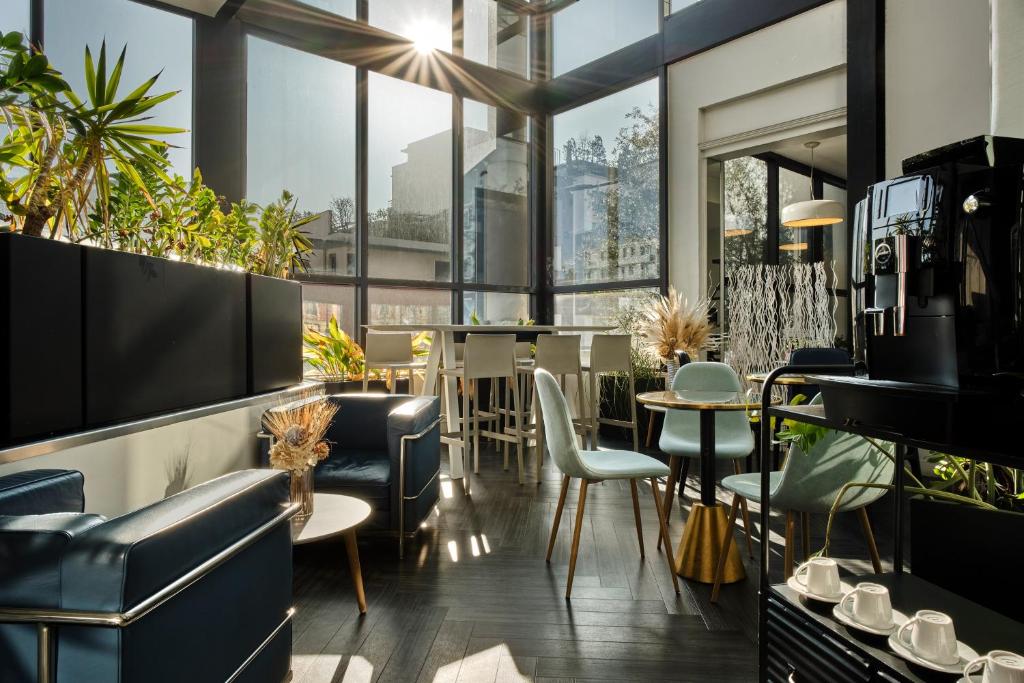 Hotel Atrium by Happyculture