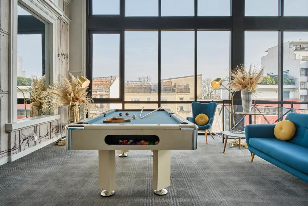 Hotel Atrium by Happyculture