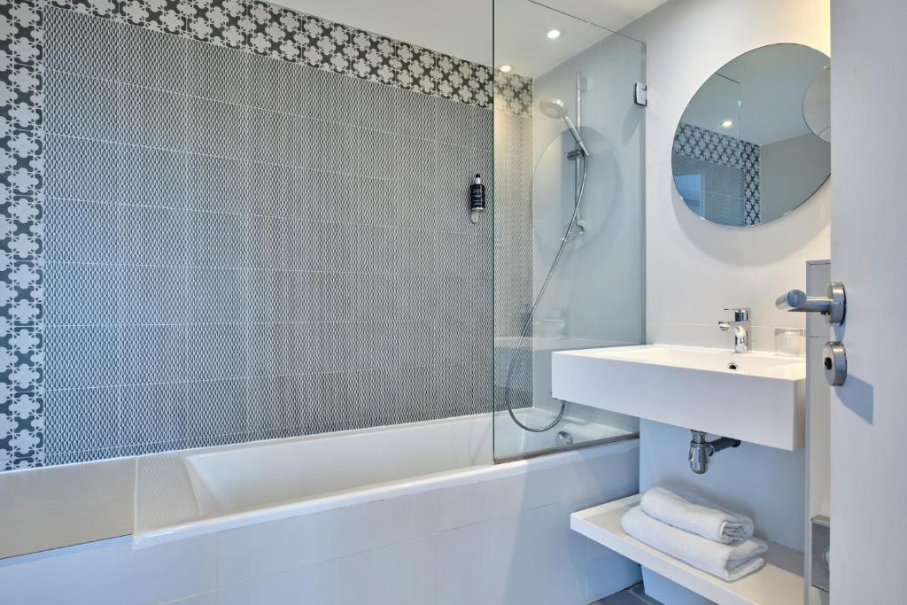 Hotel Atrium by Happyculture